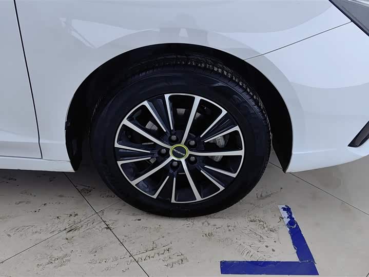 Фото 6 - Roewe i5