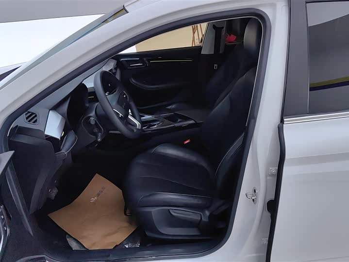 Фото 9 - Roewe i5