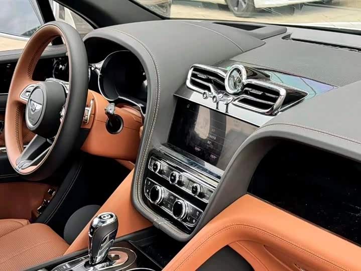 Photo 7 - Bentley Bentayga Hybrid