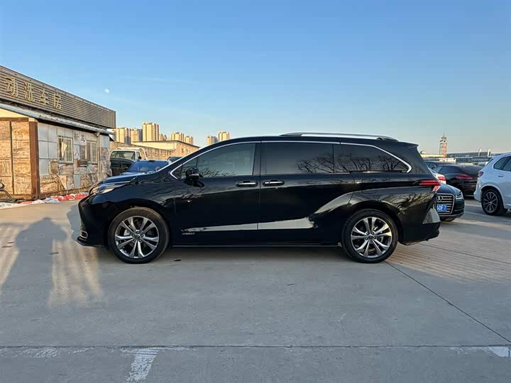 Фото 7 - Toyota Sienna