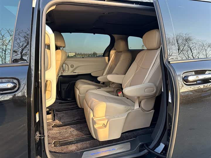 Фото 9 - Toyota Sienna