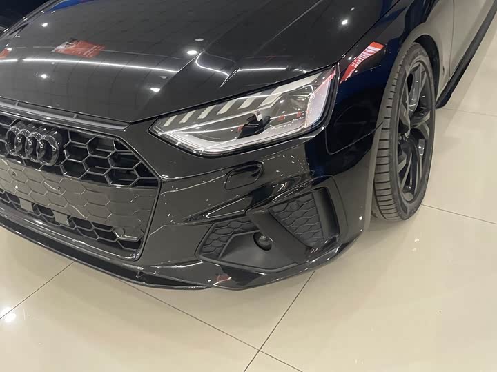 Фото 5 - Audi A4