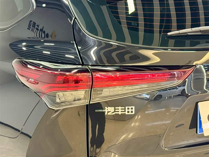 Фото 8 - Toyota Crown Kluger