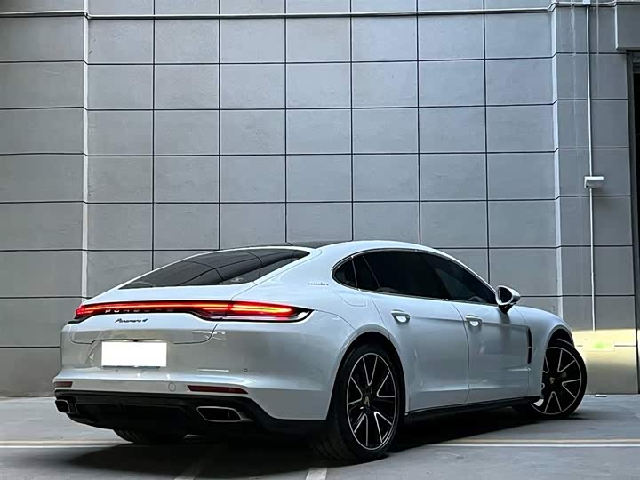 Фото 3 - Porsche Panamera