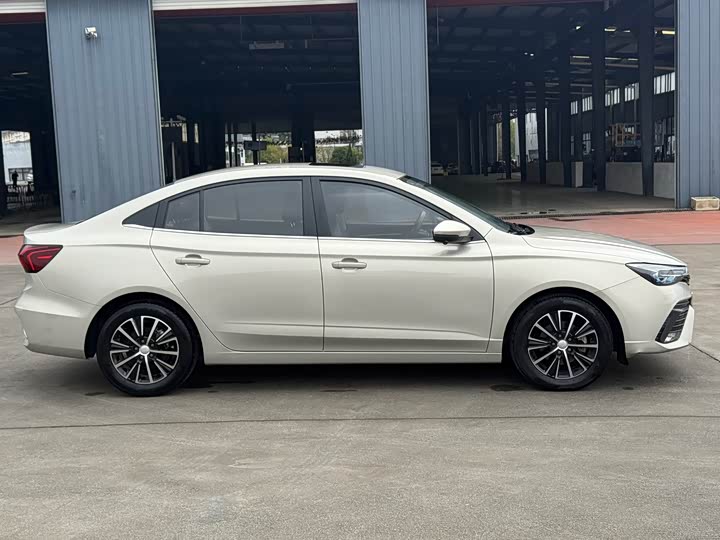 Фото 5 - Roewe i5