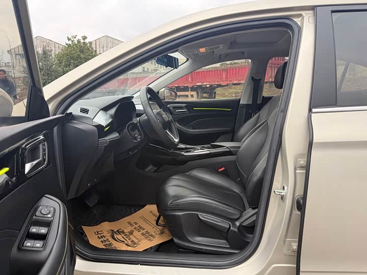 Фото 7 - Roewe i5