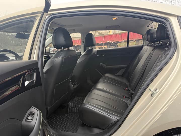 Фото 8 - Roewe i5