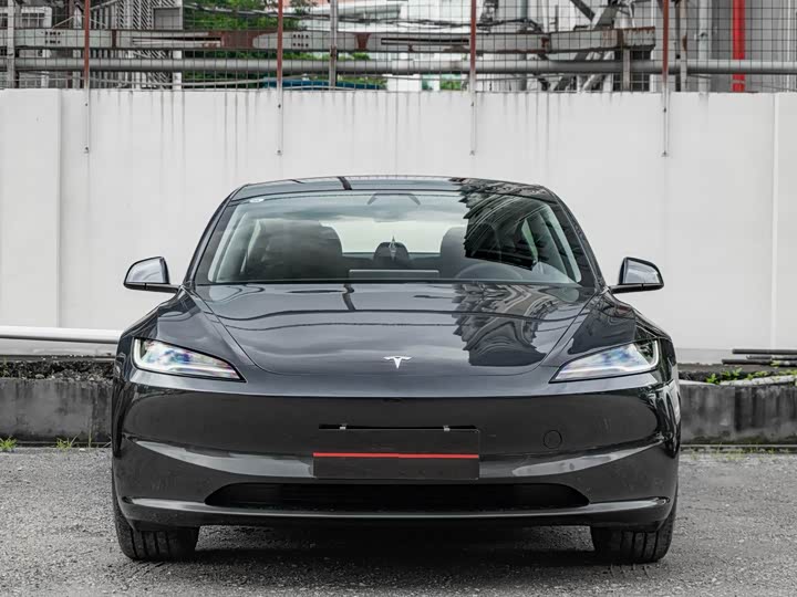 Фото 2 - Tesla Model 3