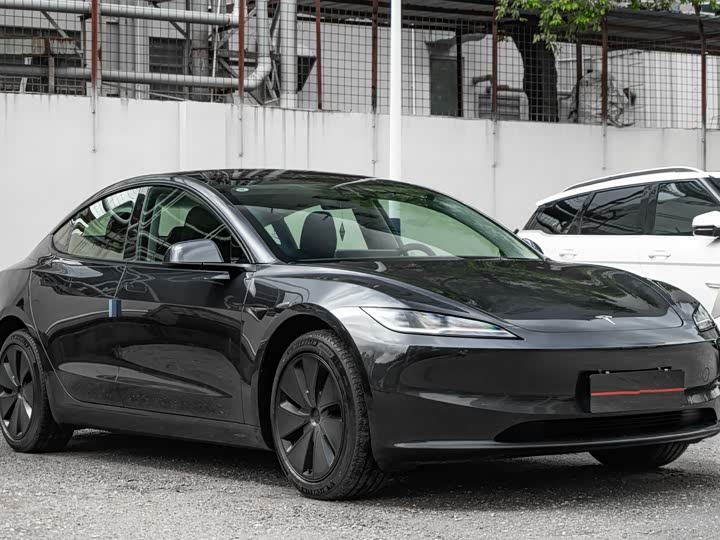 Фото 3 - Tesla Model 3