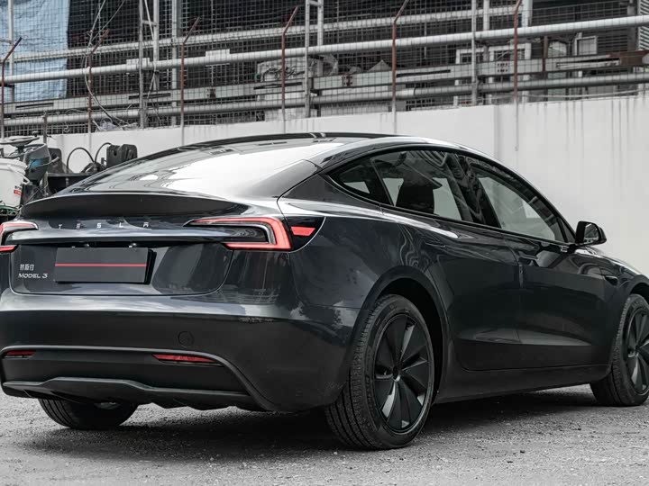 Фото 4 - Tesla Model 3