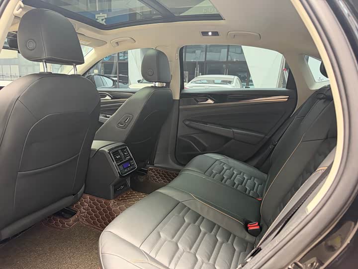 Фото 7 - Volkswagen Passat