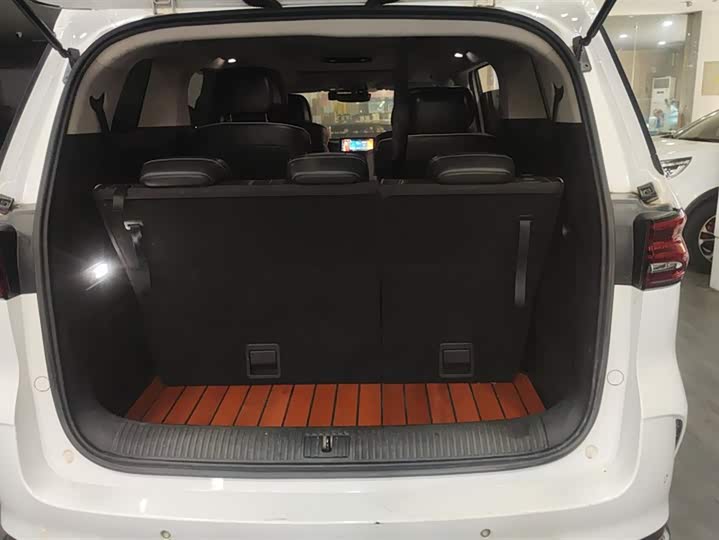 Фото 4 - Roewe iMax 8