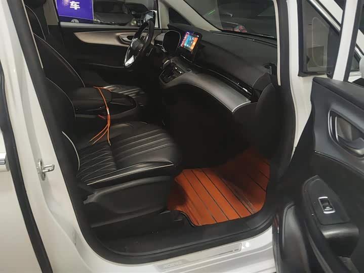 Фото 8 - Roewe iMax 8