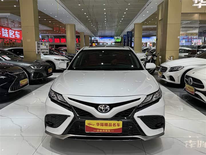 Фото 2 - Toyota Camry