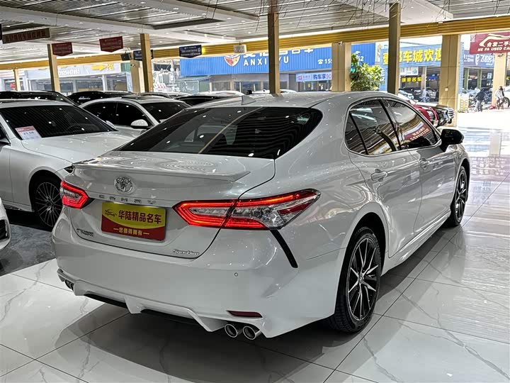 Фото 4 - Toyota Camry