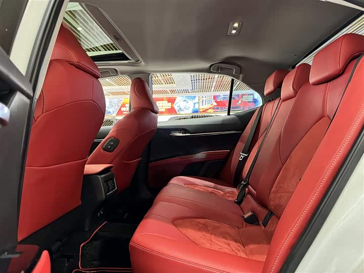 Фото 8 - Toyota Camry