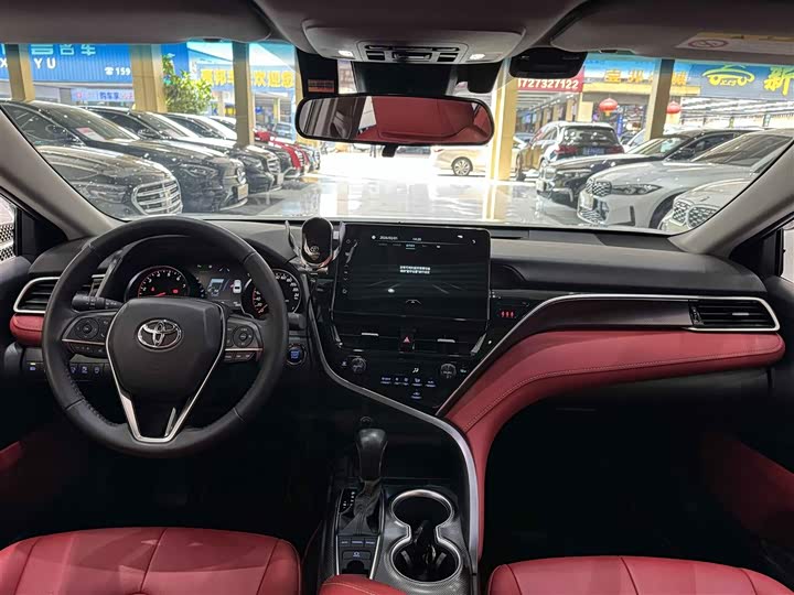 Фото 9 - Toyota Camry