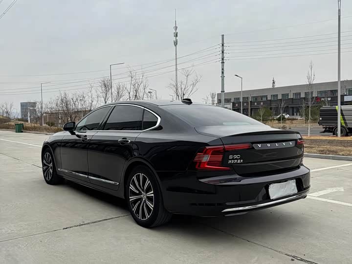 Фото 9 - Volvo S90