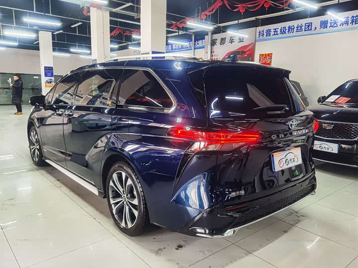 Фото 3 - Toyota Granvia