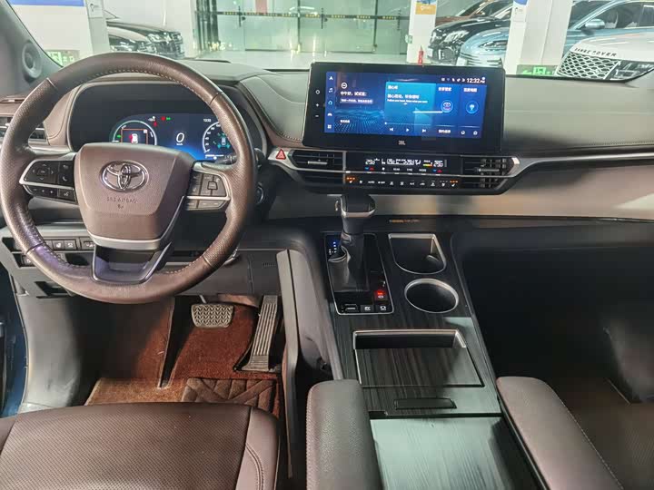 Фото 8 - Toyota Granvia