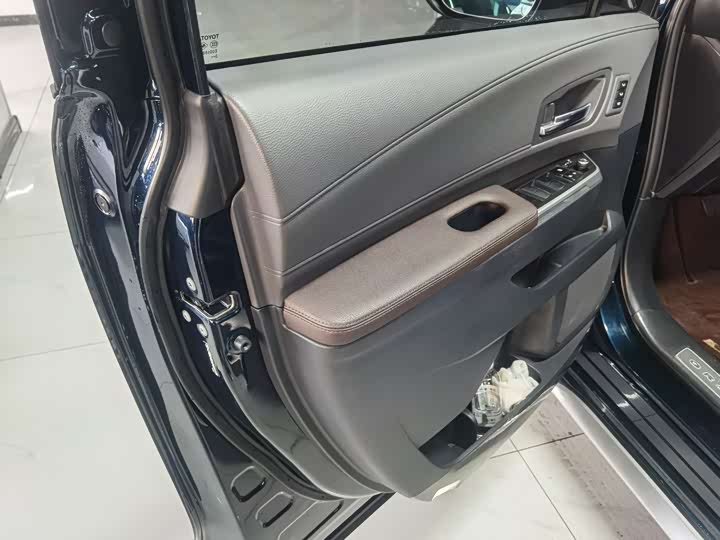 Фото 9 - Toyota Granvia