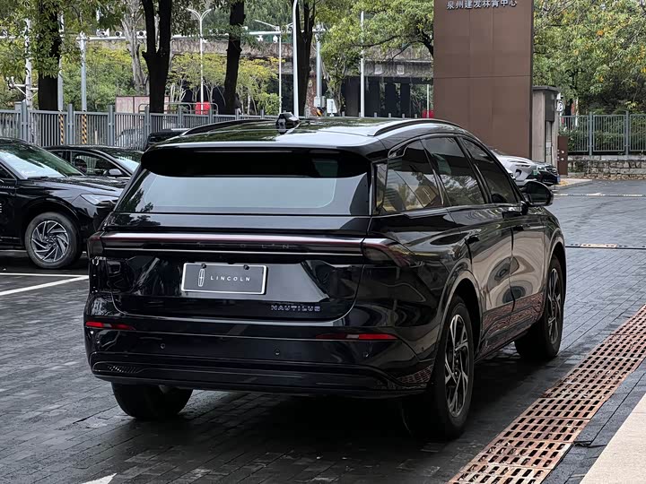 Фото 9 - Lincoln Nautilus