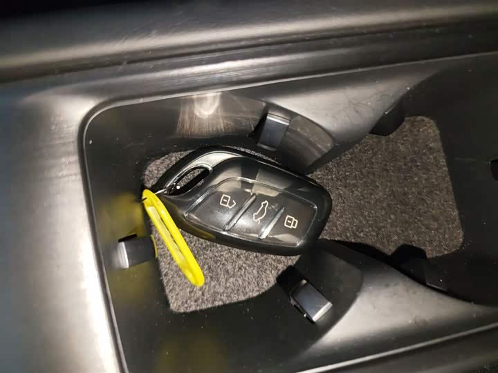 Фото 9 - Roewe i5