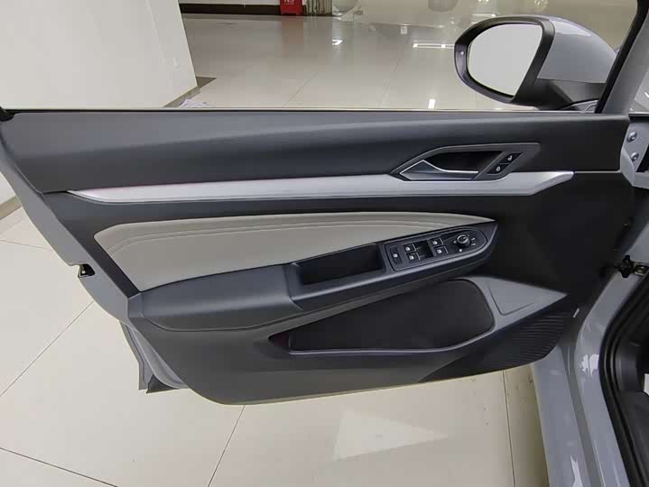 Фото 4 - Volkswagen Golf