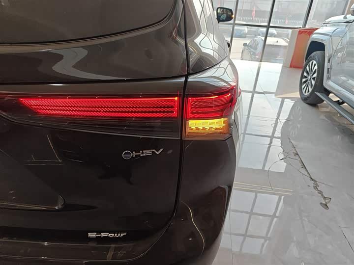 Фото 8 - Toyota Crown Kluger