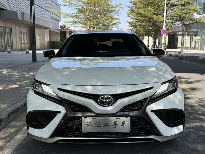Фото 2 - Toyota Camry
