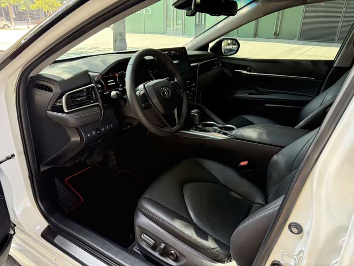 Фото 8 - Toyota Camry