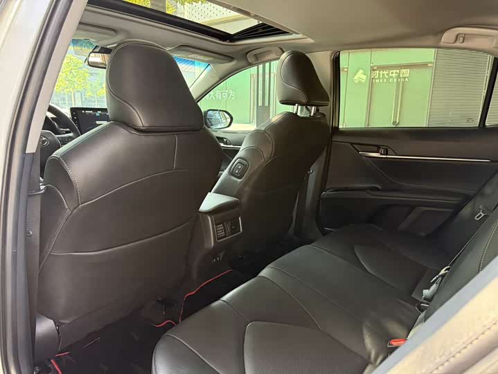 Фото 9 - Toyota Camry