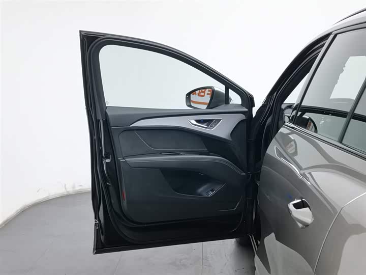 Фото 8 - Audi Q5 e-tron