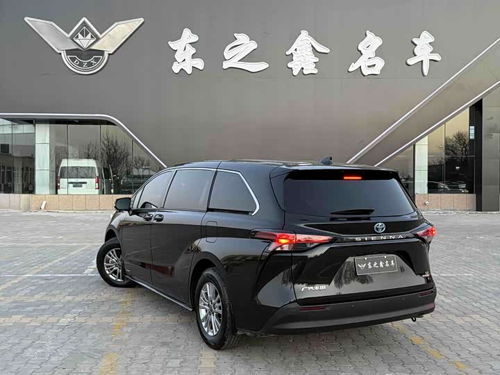 Фото 2 - Toyota Sienna
