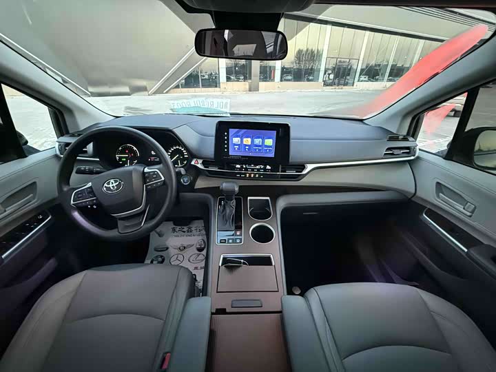 Фото 7 - Toyota Sienna