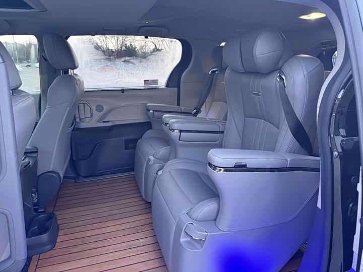 Фото 9 - Toyota Sienna