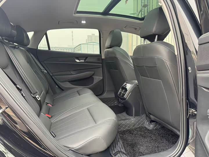 Фото 9 - Volkswagen Passat