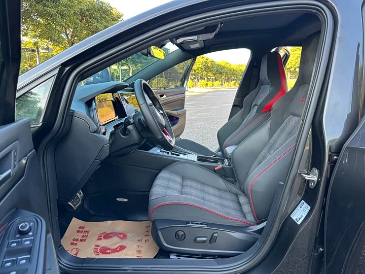 Фото 8 - Volkswagen Golf GTI