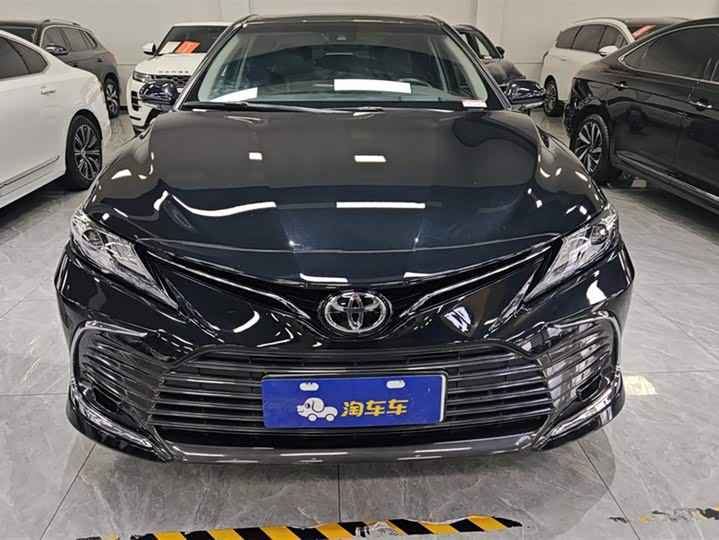 Фото 2 - Toyota Camry