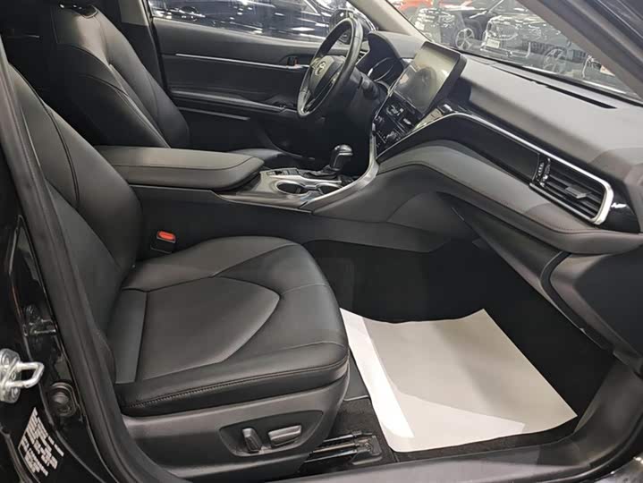 Фото 8 - Toyota Camry