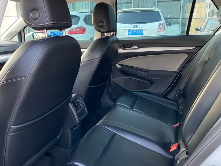 Фото 5 - Volkswagen Golf