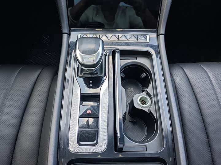 Фото 9 - Hongqi H5