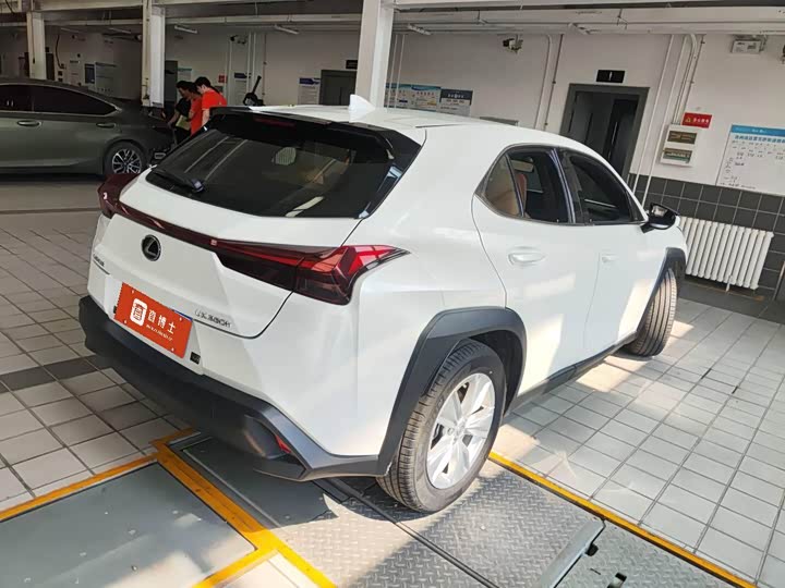Фото 2 - Lexus UX