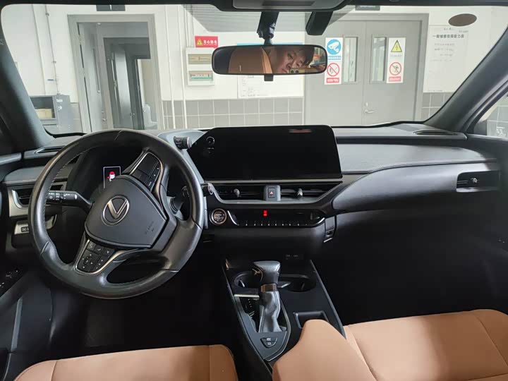 Фото 3 - Lexus UX