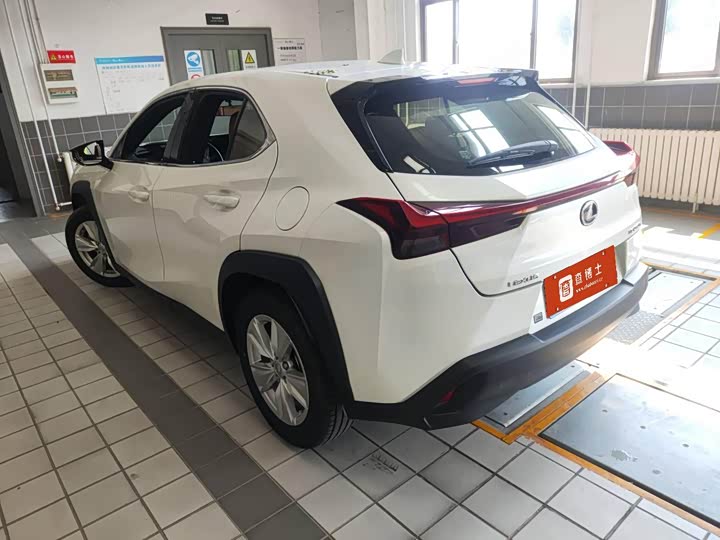 Фото 5 - Lexus UX