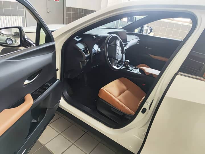 Фото 6 - Lexus UX