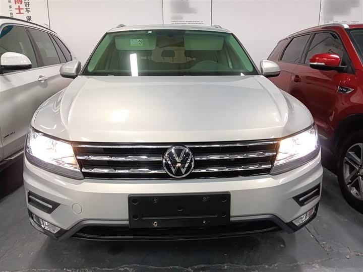 Фото 3 - Volkswagen Tiguan L Pro