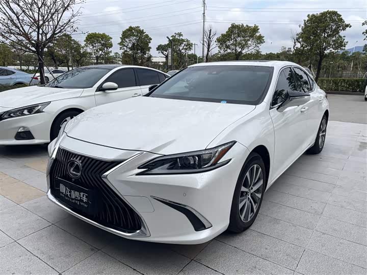 Фото 1 - Lexus ES