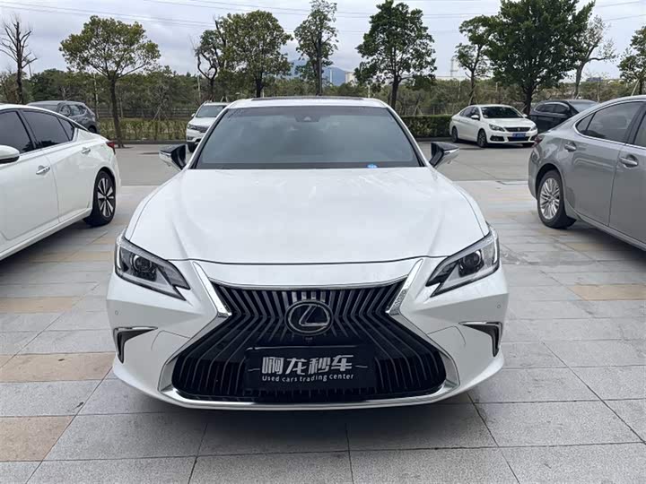 Фото 2 - Lexus ES