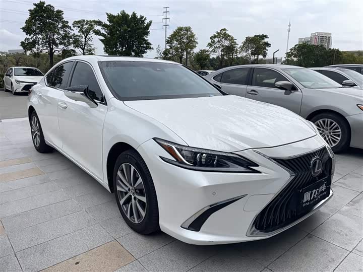 Фото 3 - Lexus ES